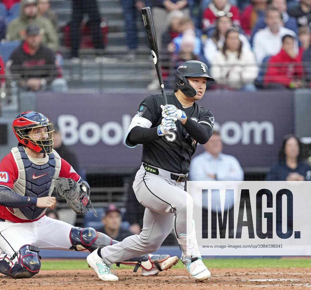 Baseball: Division Series between White Sox and Guardians Munetaka Murakami of the Chicago White Sox hits a single in the fourth inning of Game 2 of the American League Division Series against the Cleveland Guardians at Progressive Field in Cleveland, Ohio, on Oct. 5, 2026. A14AA0005630250P