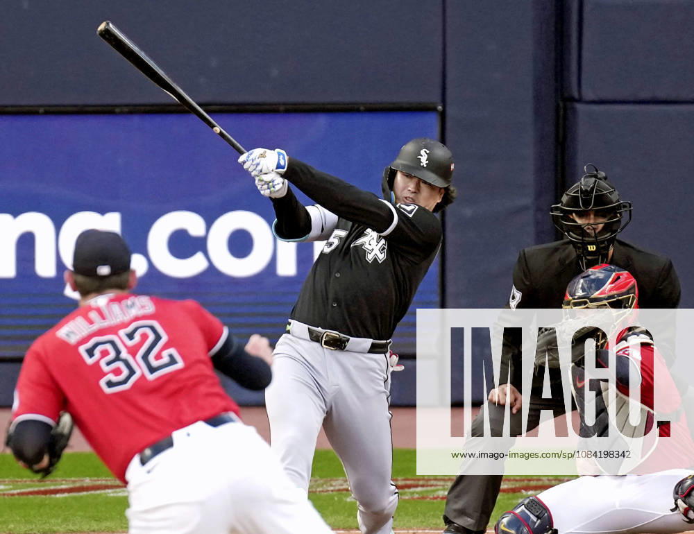 Baseball: Division Series between White Sox and Guardians Munetaka Murakami of the Chicago White Sox hits a single in the fourth inning of Game 2 of the American League Division Series against the Cleveland Guardians at Progressive Field in Cleveland, Ohio, on Oct. 5, 2026. A14AA0005630251P