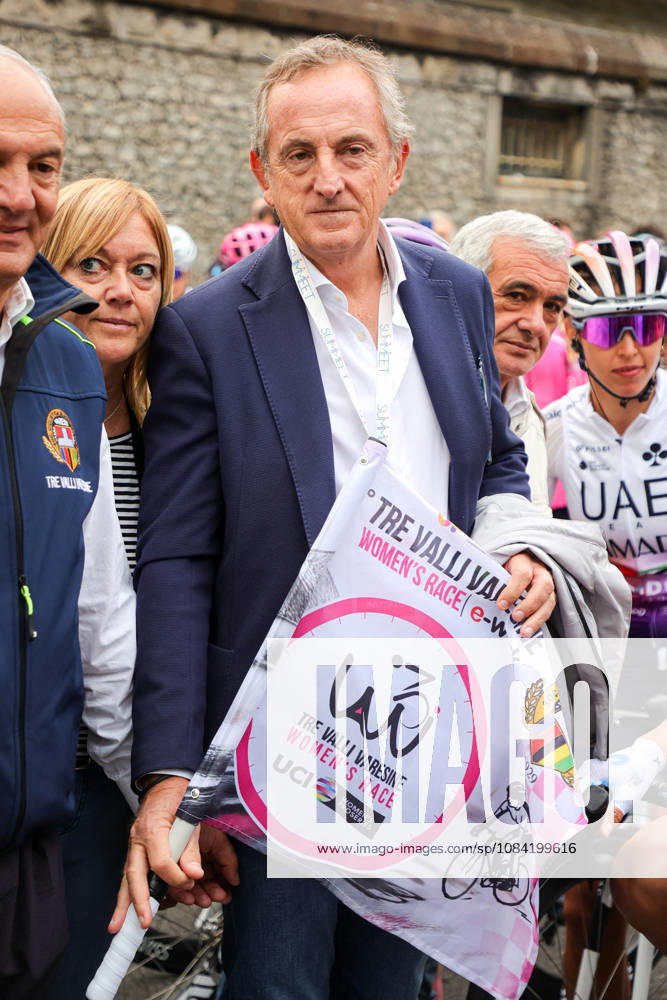 CYCLING - Road cycling, Rad, Radsport, Strasse - Tre Valli Varesine Photo by IPA ABACAPRESS.COM89357203 - Emanuele Antonelli, the mayor of Busto Arsizio, at the starting line of the Tre Valli Varesine Women s Race during the Tre Valli Varesine road cycling race in Varese, Italy, on October 6, 2026 Varese Italy