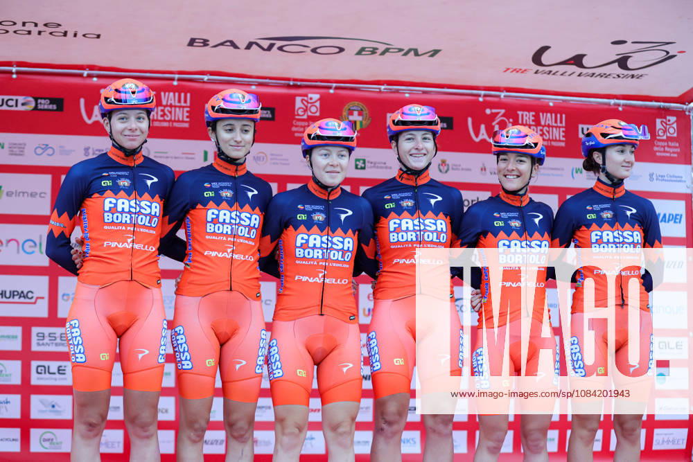 IPA89360145 - Top Girls Fassa Bortolo team in the women s race at Tre Valli Varesine, a Road cycling, Rad, Radsport, Strasse race in Varese, Italy, on October 6, 2026