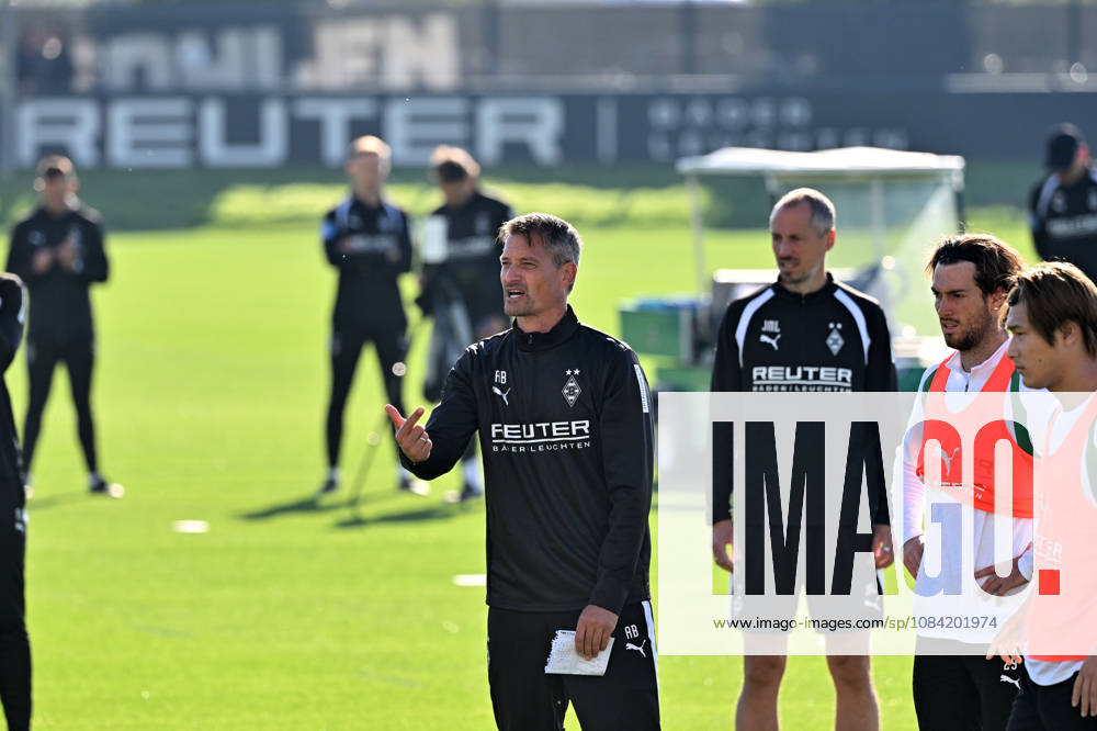 Mönchengladbach Soccer, Men s, 2026–2027 season, Borussia Mönchengladbach training: Alexander Blessin, Gladbach coach, gives instructions to the right of Joe Scally (Gladbach, 2nd from right) and Daiki Hashioka (Gladbach, right). DFL regulations prohibit any use of photographs as image sequences and or quasi-video content. Borussia Park, North Rhine-Westphalia, Germany