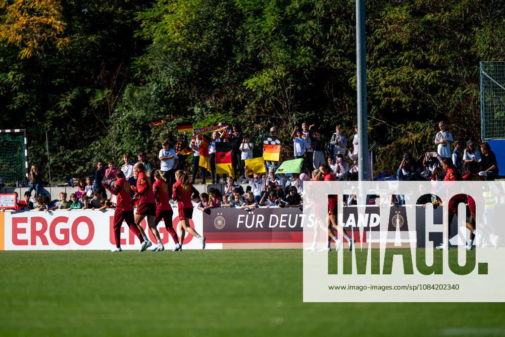 GER, Soccer, Women, Practice, DFB German National Team, Fans, Schoolchildren from the Baden Soccer Association in the stands with flags and posters; in front of them, players led by Camilla Küver (Germany), Sjoeke Nüsken (Germany), Heidelberg, ASV Eppelheim, Baden-Württemberg, Germany