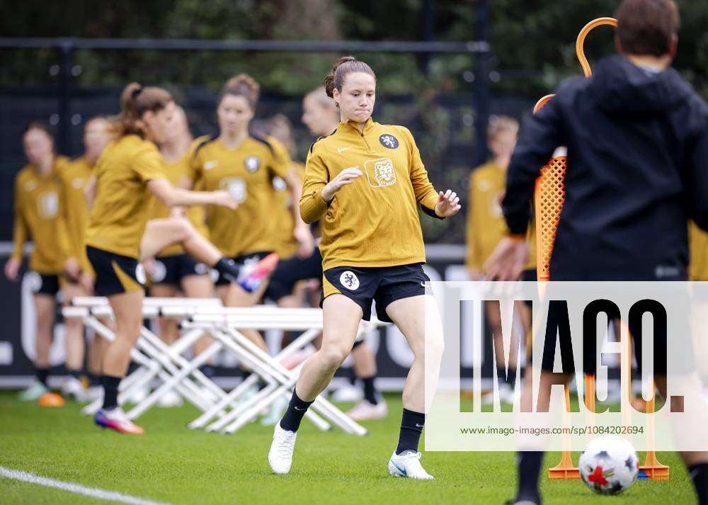 ZEIST - Veerle Buurman during a training session of the Dutch women s football team in preparation for the World Cup qualifying match against Hungary. ROBIN VAN LONKHUIJSEN ANP ANPxSportx IVx 571666864 originalFilename: 571666864