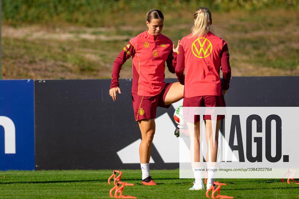 Soccer, National Team, Women, 20261006, Fraining DFB Women In the photo, from left: Klara Bühl (Germany) and Franziska Kett (Germany), Eppelheim ASV, Eppelheim, Baden-Württemberg, Germany