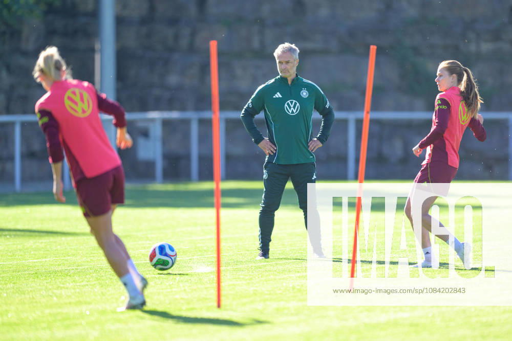 Soccer, National Team, Women, 20261006, Fraining DFB Women In the photo: Germany s national team coach Christian Wück closely watches a training session at ASV Eppelheim in Eppelheim, Baden-Württemberg, Germany
