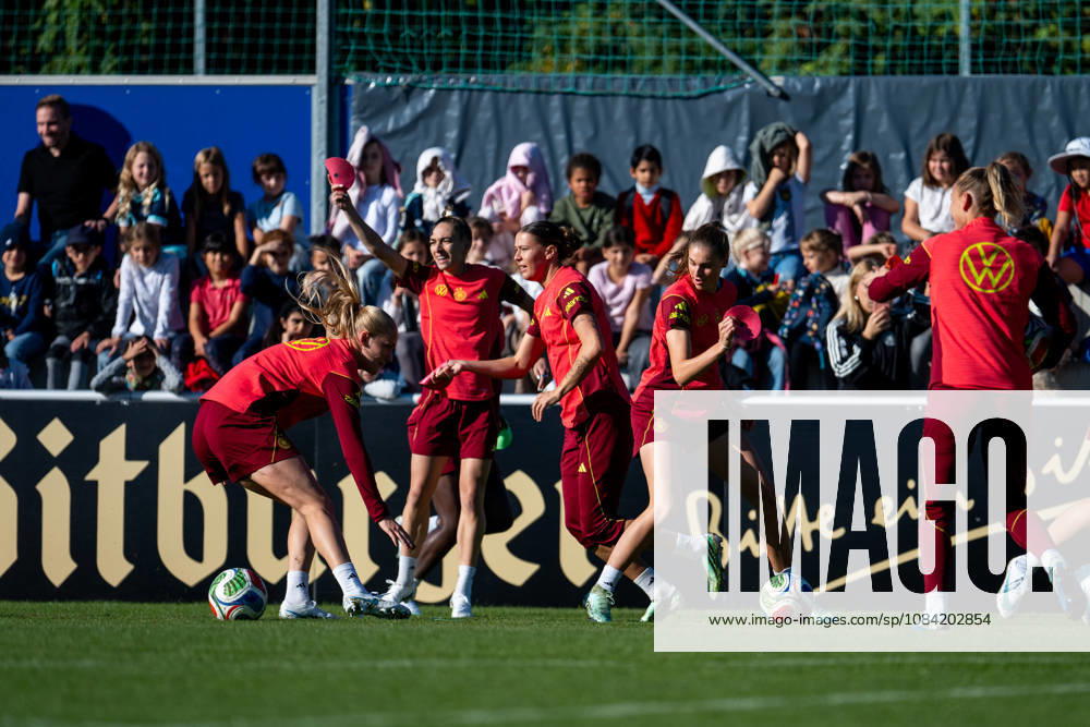 GER, Soccer, Women, Practice, DFB German National Team: Jule Brand (Germany), Larissa Mühlhaus (Germany), Sophia Kleinherne (Germany), and the team during warm-ups at Heidelberg ASV Eppelheim, Baden-Württemberg, Germany