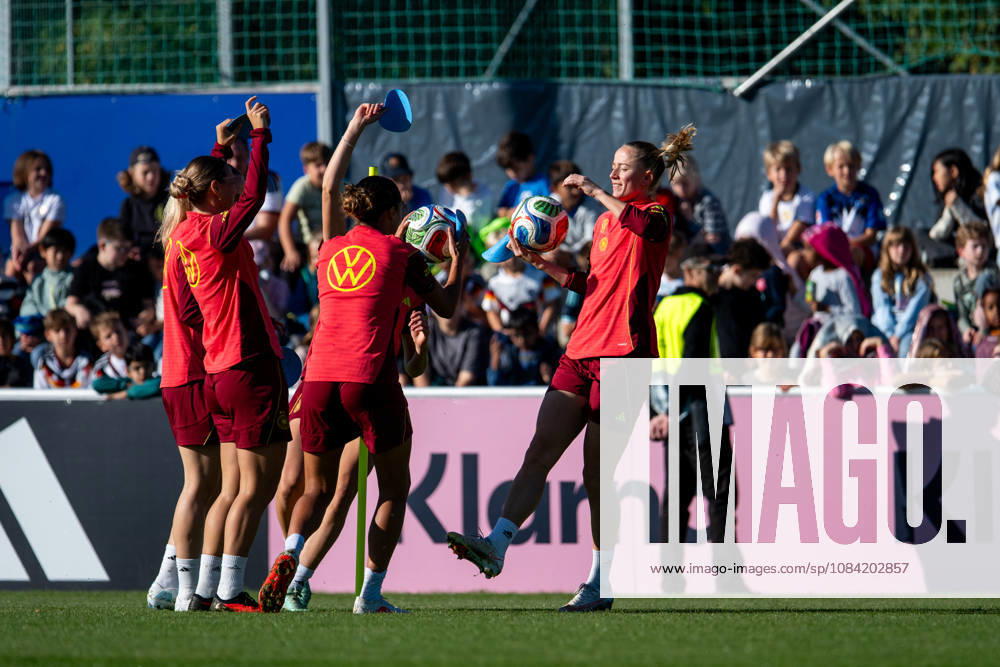 GER, Soccer, Women, Practice, DFB German National Team, Lea Schüller, Germany and the team during warm-ups in Heidelberg, ASV Eppelheim, Baden-Württemberg, Germany