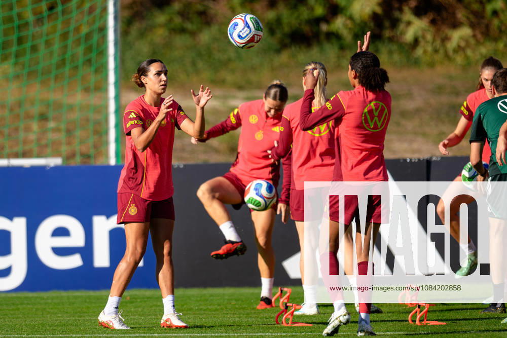 Soccer, National Team, Women, 20261006, Fraining DFB Women. Pictured, from left: Bibiane Schulze Solano (Germany) and Cora Zicai (Germany), Eppelheim ASV, Eppelheim, Baden-Württemberg, Germany