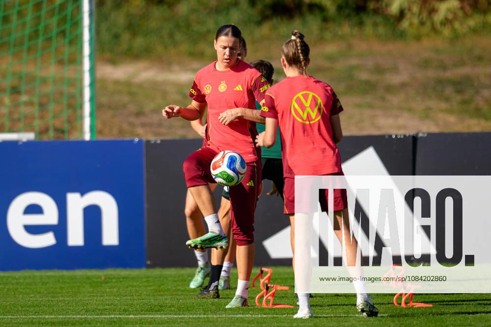 Soccer, National Team, Women, 20261006, Fraining DFB Women. Pictured, from left: Larissa Mühlhaus (Germany) and Sophia Kleinherne (Germany), Eppelheim ASV, Eppelheim, Baden-Württemberg, Germany