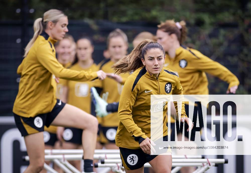 ZEIST - Daniëlle van de Donk during a training session of the Dutch women s football team in preparation for the World Cup qualifying match against Hungary. ROBIN VAN LONKHUIJSEN ANP ANPxSportx IVx 571673587 originalFilename: 571673587