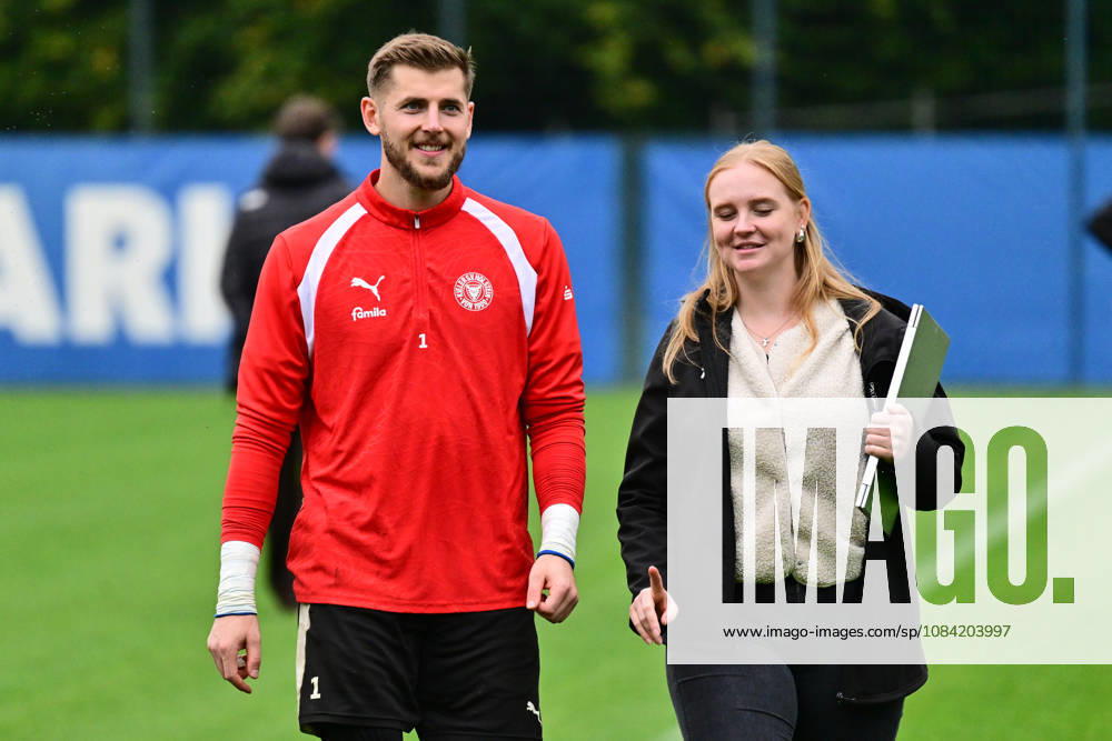 Soccer, Men s, 2nd Bundesliga, 2026–2027 Season, Holstein Kiel Training, KSV goalkeeper Timon Weiner with press officer Tessa Rohnke in Kiel, near Holstein Stadium Projensdorf, training center, Northern Schleswig-Holstein, Germany