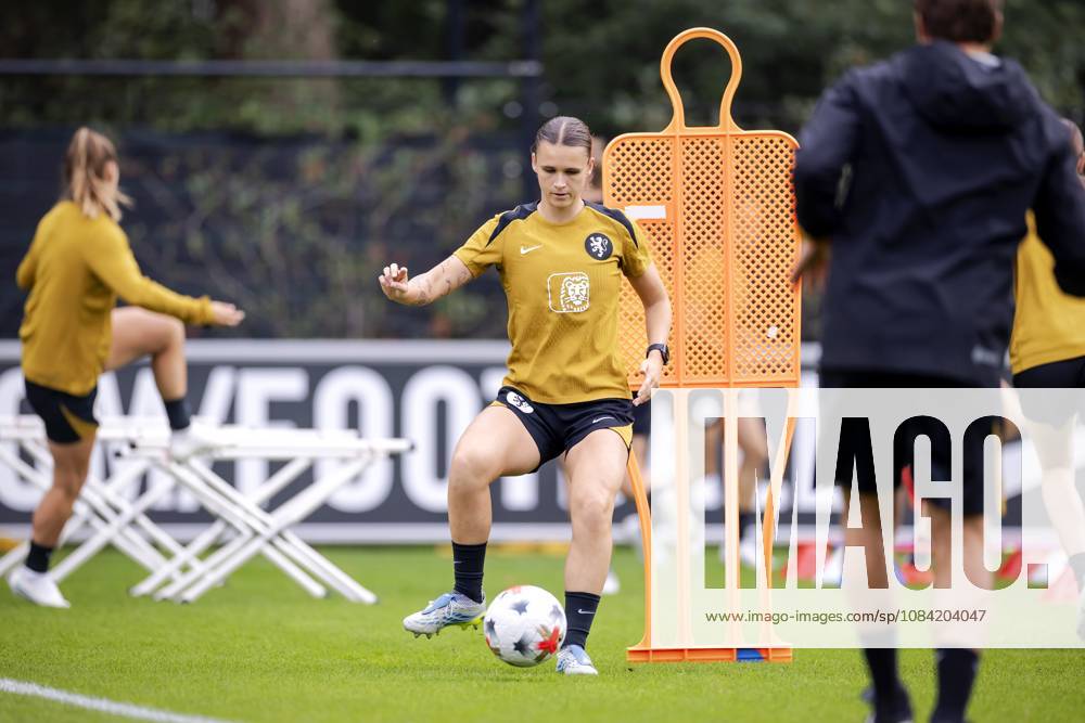 ZEIST - Kerstin Casparij during a training session of the Dutch women s football team in preparation for the World Cup qualifying match against Hungary. ROBIN VAN LONKHUIJSEN ANP ANPxSportx IVx 571674698 originalFilename: 571674698