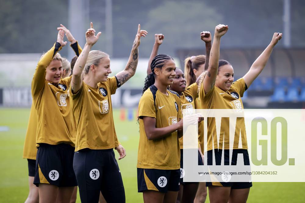 ZEIST - The players during a training session of the Dutch women s football team in preparation for the World Cup qualifying match against Hungary. ROBIN VAN LONKHUIJSEN ANP ANPxSportx IVx 571676127 originalFilename: 571676127