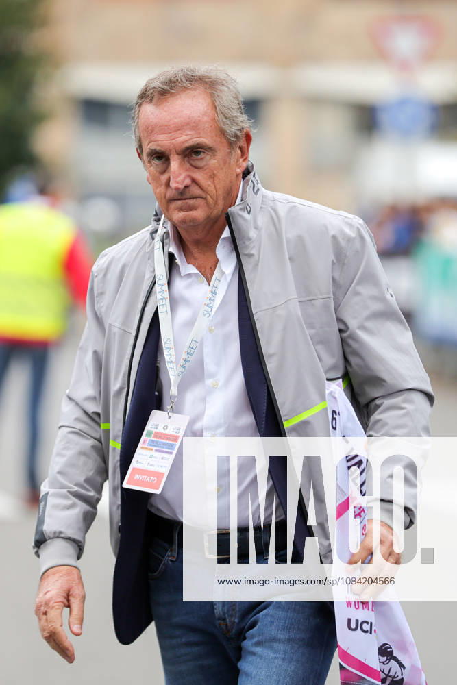 The Start Of The Tre Valli Varesine Women s Race 2026 In Busto Arsizio (VA) Emanuele Antonelli, mayor of Busto Arsizio, is at the start of the Tre Valli Varesine Women s race in Busto Arsizio, Italy, on October 6, 2026. Busto Arsizio Italy