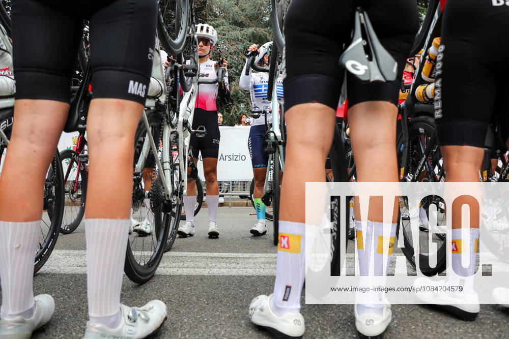 The Start Of The Tre Valli Varesine Women s Race 2026 In Busto Arsizio (VA) Cyclists line up at the start of the Tre Valli Varesine Women s race in Busto Arsizio, Italy, on October 6, 2026. Busto Arsizio Italy