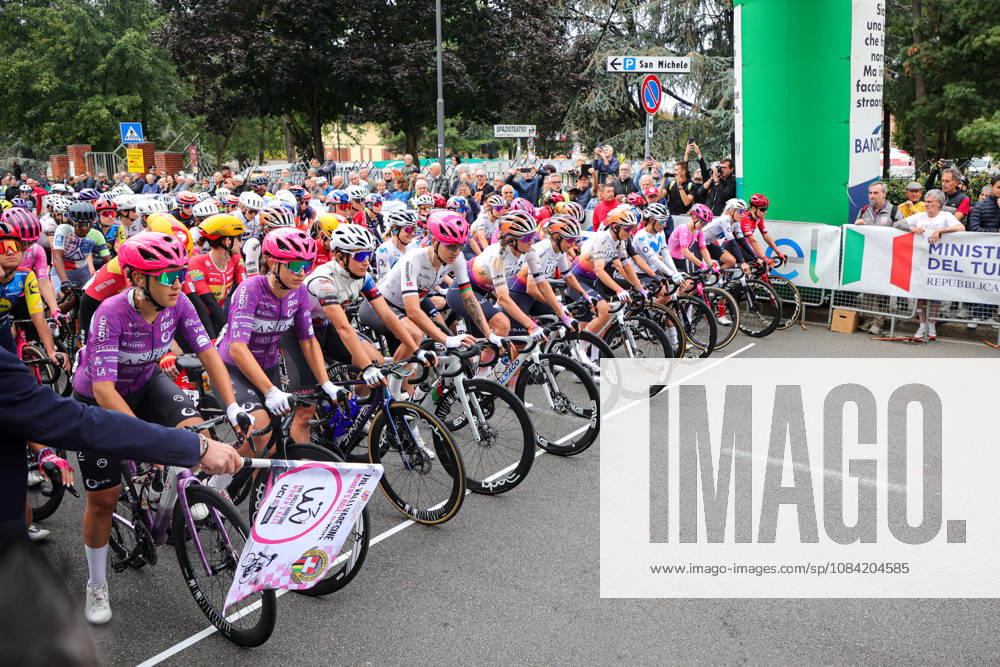 The Start Of The Tre Valli Varesine Women s Race 2026 In Busto Arsizio (VA) Cyclists line up at the start of the Tre Valli Varesine Women s race in Busto Arsizio, Italy, on October 6, 2026. Busto Arsizio Italy