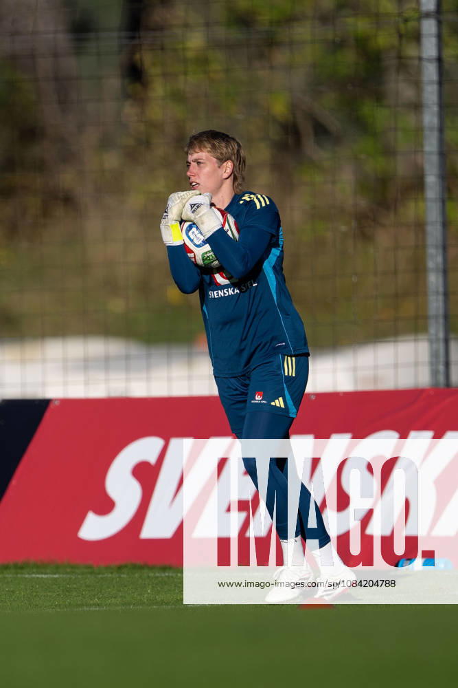 Goalkeeper Moa Edrud of the Swedish women’s national soccer team during a training session on October 6, 2026 in Stockholm. Photo by Emma Wallskog, BILDBYRAN, code EW EW0714: soccer, football, soccer, World Cup, qualifiers, FIFA Women’s World Cup, qualifier, training, Sweden, women’s, BBENG