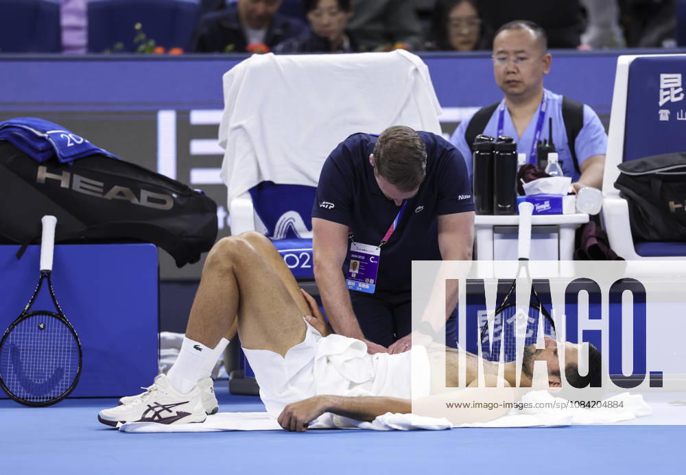 (261006) -- BEIJING, Oct. 6, 2026 -- Novak Djokovic (bottom) of Serbia receives medical treatment during the men s singles final match against Alex de Minaur of Australia at 2026 China Open tennis tournament in Beijing, China, Oct. 6, 2026. ) (SP)CHINA-BEIJING-TENNIS-CHINA OPEN-MEN S SINGLES-FINAL(CN) BaixXuefei