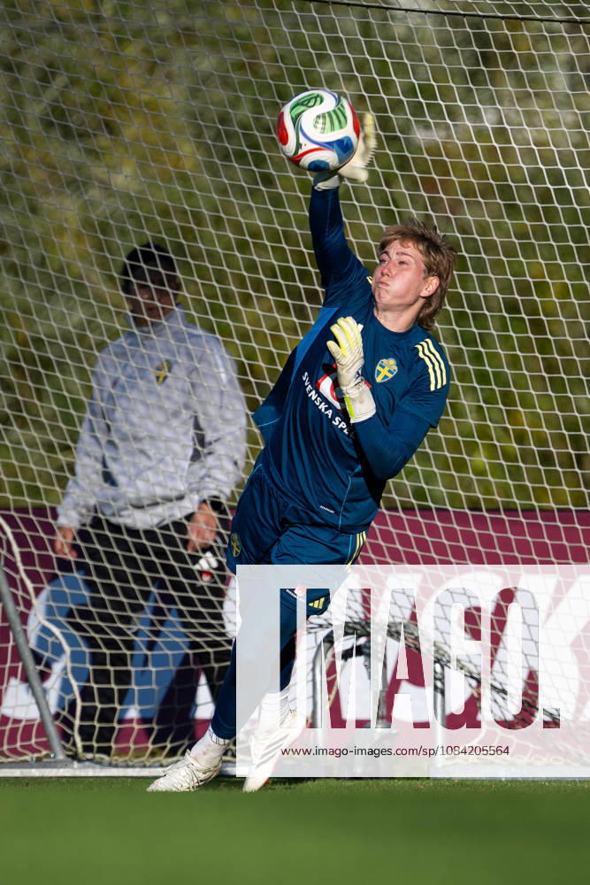 Goalkeeper Moa Edrud of the Swedish women’s national soccer team during a training session on October 6, 2026 in Stockholm. Photo by Emma Wallskog, BILDBYRAN, code EW EW0714: soccer, football, fotball, World Cup qualifiers, FIFA Women’s World Cup qualifier, training, Sweden, women’s soccer, BBENG