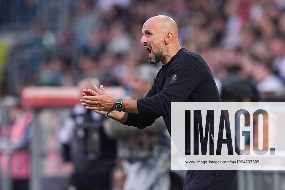 Men s, Soccer, International Match, U21, European Championship Qualifiers, Germany vs. Georgia, 2026–2027 Season, Schüco Arena: Antonio DI Salvo, head coach of the GER U21 team, gesturing. DFB regulations prohibit any use of photographs as image sequences and or quasi-video.