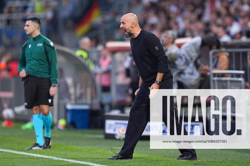 Men s, Soccer, International Match, U21, European Championship Qualifiers, Germany vs. Georgia, 2026–2027 Season, Schüco Arena: Antonio DI Salvo, head coach of the GER U21 team, gesturing. DFB regulations prohibit any use of photographs as image sequences and or quasi-video.