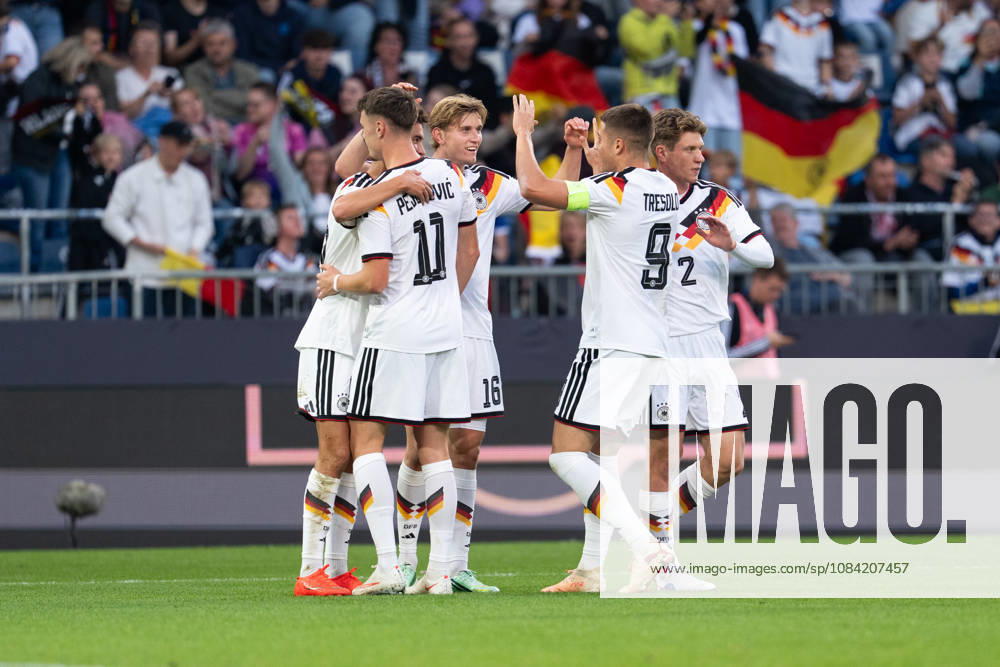 GER, Germany U21 vs. Georgia U21 Goal Celebration Cheers after the 1–0 goal by Noah Darvich, Germany U21; 17 Dzenan Pejcinovic, Germany U21; 11 Elias Baum, Germany U21; 2 Aljoscha Kemlein, Germany U21, 16 Nicolo Tresoldi, Germany U21, 9 Bielefeld SchücoArena, Bielefeld, Germany