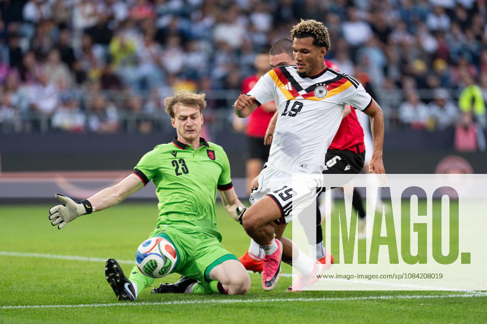 GER, Germany U21 vs. Georgia U21: A duel between Paris Brunner (Germany U21, 19) and Papua Beruashvili (Georgia U21, 23) at the SchücoArena in Bielefeld, Germany