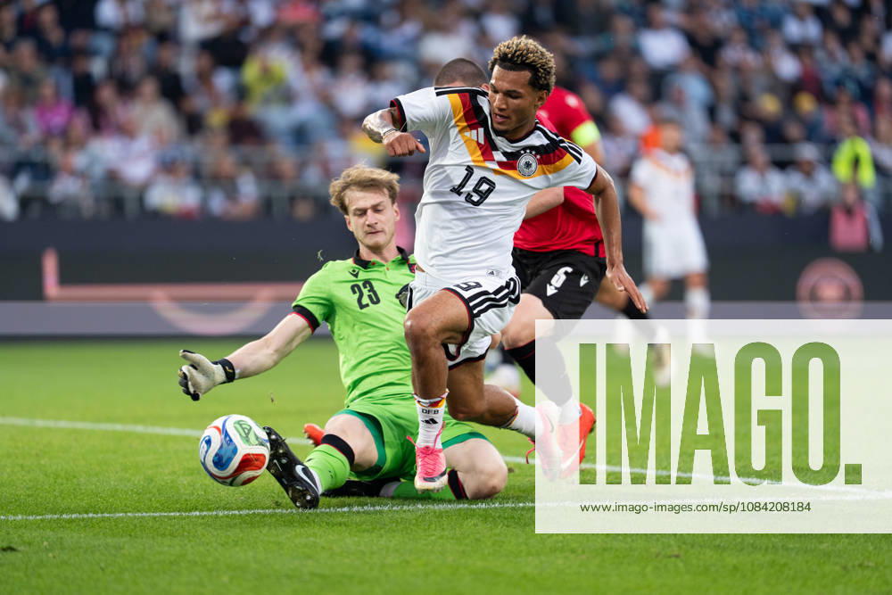 GER, Germany U21 vs. Georgia U21: A duel between Paris Brunner (Germany U21, 19) and Papua Beruashvili (Georgia U21, 23) at the SchücoArena in Bielefeld, Germany
