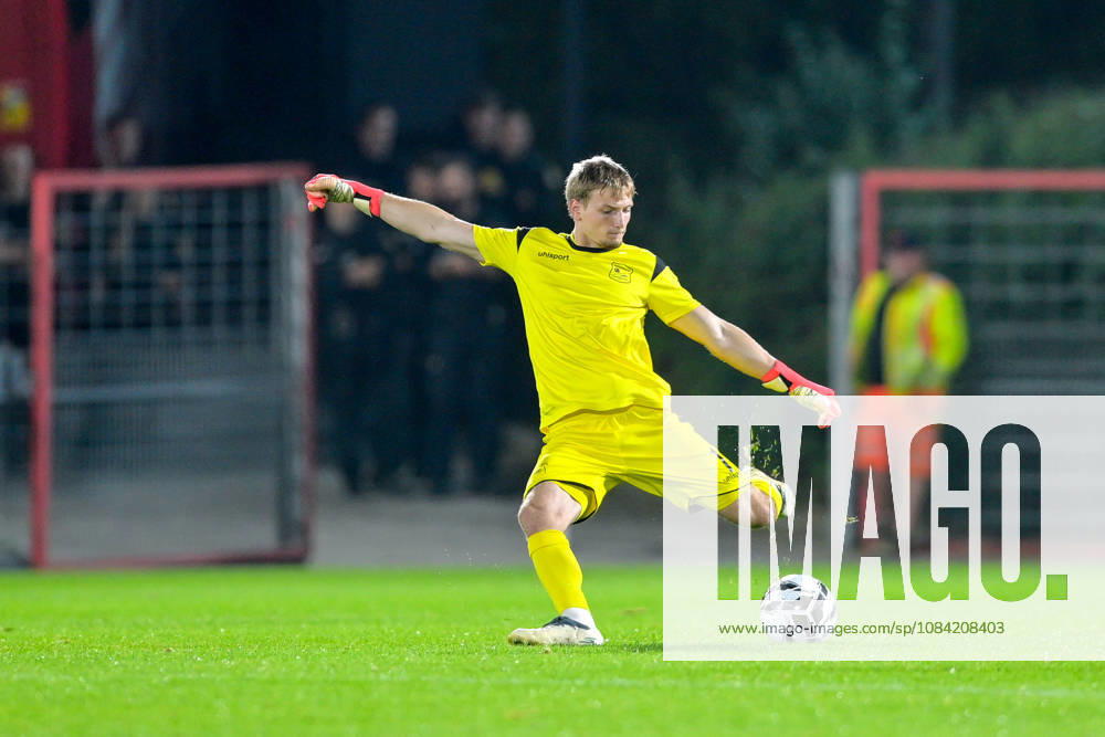 Erio Avdija, Goalkeeper, Unterhaching, 1 with the ball, Isolated shot, Single frame, Action, 10 06 2026, Unterhaching, Germany, Soccer, BFV Association Cup, Quarterfinals, SpVgg Unterhaching vs. SSV Jahn Regensburg