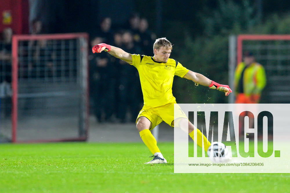 Erio Avdija, Goalkeeper, Unterhaching, 1 with the ball, Isolated shot, Single frame, Action, 10 06 2026, Unterhaching, Germany, Soccer, BFV Association Cup, Quarterfinals, SpVgg Unterhaching vs. SSV Jahn Regensburg