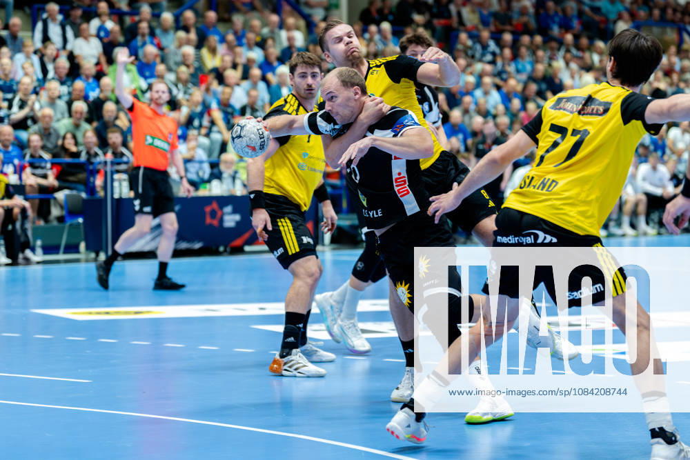 Solingen, October 6, 2026, Handball, Men s, EHF, European League, Group Stage, Matchday 2, 2026–2027, Bergischer HC vs. IK Sävehof, Fynn Hangstein (Bergischer HC), 10, in a one-on-one with Birgir Steinn Jonsson (IK Sävehof), 8
