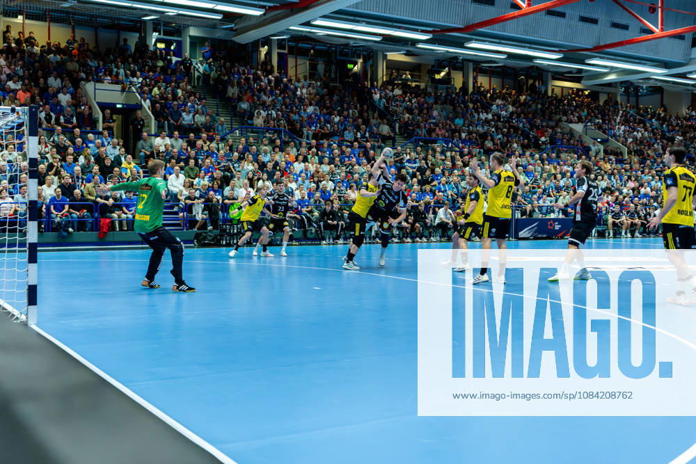 Solingen, October 6, 2026, Handball, Men s, EHF, European League, Group Stage, Matchday 2, 2026–2027, Bergischer HC vs. IK Sävehof, Sören Steinhaus (Bergischer HC) with 53 shots on goal against Peter Johannesson (IK Sävehof), 12