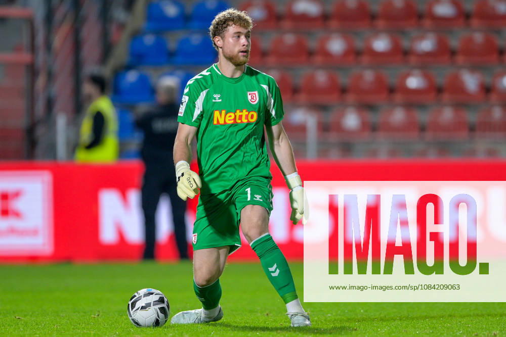 Hannes Hermann, goalkeeper, Regensburg, 1 on the ball, free kick, single frame, action, 10 06 2026, Unterhaching, Germany, soccer, BFV Association Cup, quarterfinals, SpVgg Unterhaching vs. SSV Jahn Regensburg