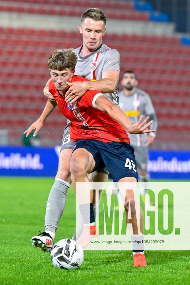 V li Erik Majetschak Regensburg, 13 Marinus Spann Unterhaching, 46 in a one-on-one, duel, tackle, dynamic, action, October 6, 2026, Unterhaching, Germany, soccer, BFV Association Cup, quarterfinals, SpVgg Unterhaching vs. SSV Jahn Regensburg