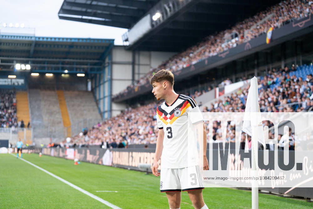 GER, Germany U21 vs. Georgia U21 Lukas Ullrich, Germany U21, 3 during a corner kick, Bielefeld SchücoArena, Bielefeld, Germany