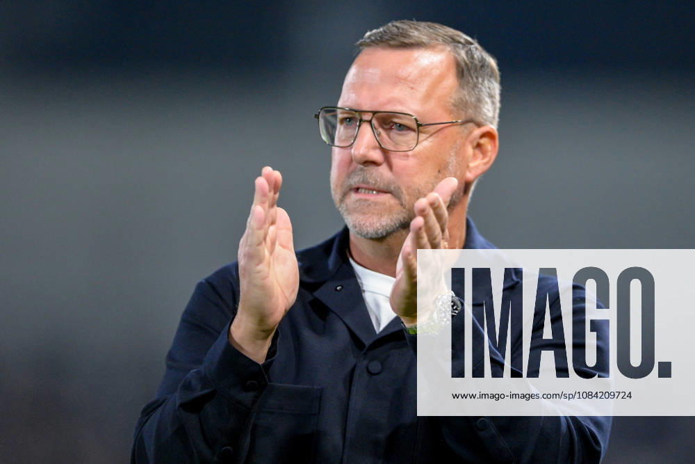Coach Sascha Hildmann, head coach of Regensburg, gives instructions, gesticulates with his arms, single frame, action, October 6, 2026, Unterhaching, Germany, soccer, BFV Association Cup, quarterfinals, SpVgg Unterhaching vs. SSV Jahn Regensburg