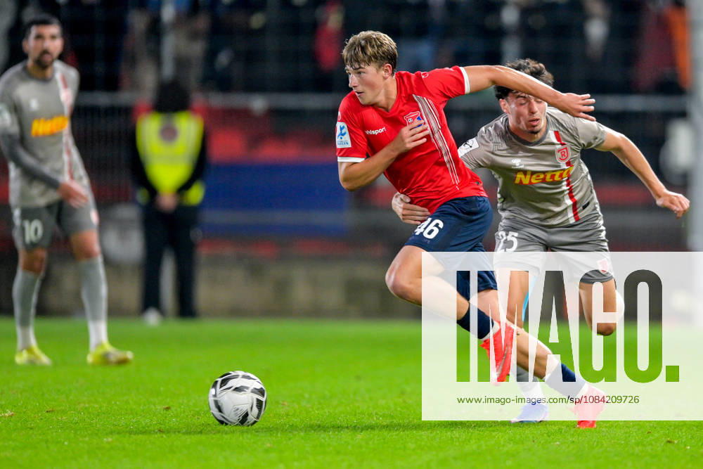 From left: Marinus Spann (Unterhaching), 46; Nicolas Oliveira (Regensburg), 25; in a one-on-one battle, duel, tackle, dynamic play, action, October 6, 2026, Unterhaching, Germany, soccer, BFV Association Cup, quarterfinals, SpVgg Unterhaching vs. SSV Jahn Regensburg