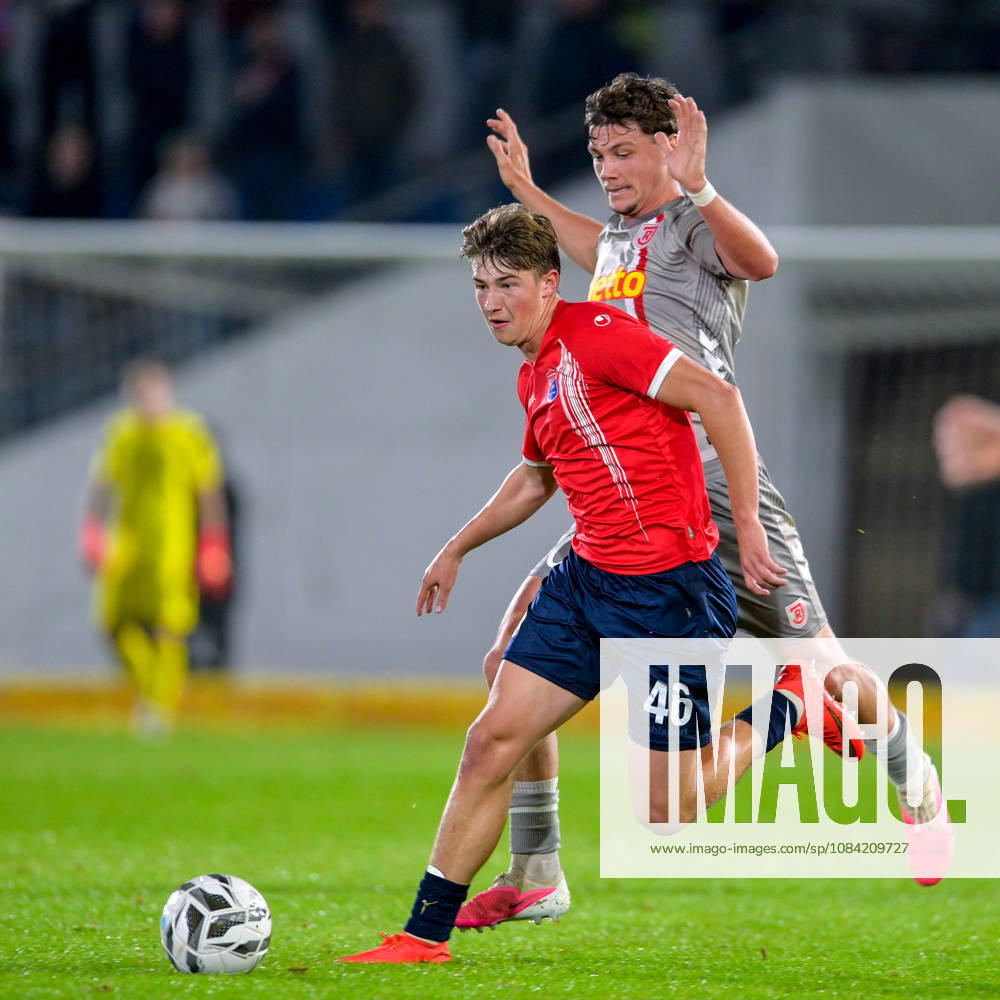 From left: Marinus Spann (Unterhaching), 46; Jakob Seibold (Regensburg), 40; in a one-on-one battle, duel, tackle, dynamic play, action, October 6, 2026, Unterhaching, Germany, soccer, BFV Association Cup, quarterfinals, SpVgg Unterhaching vs. SSV Jahn Regensburg