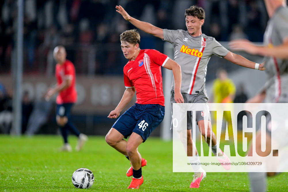 From left: Marinus Spann (Unterhaching), 46; Jakob Seibold (Regensburg), 40; in a one-on-one battle, duel, tackle, dynamic play, action, October 6, 2026, Unterhaching, Germany, soccer, BFV Association Cup, quarterfinals, SpVgg Unterhaching vs. SSV Jahn Regensburg