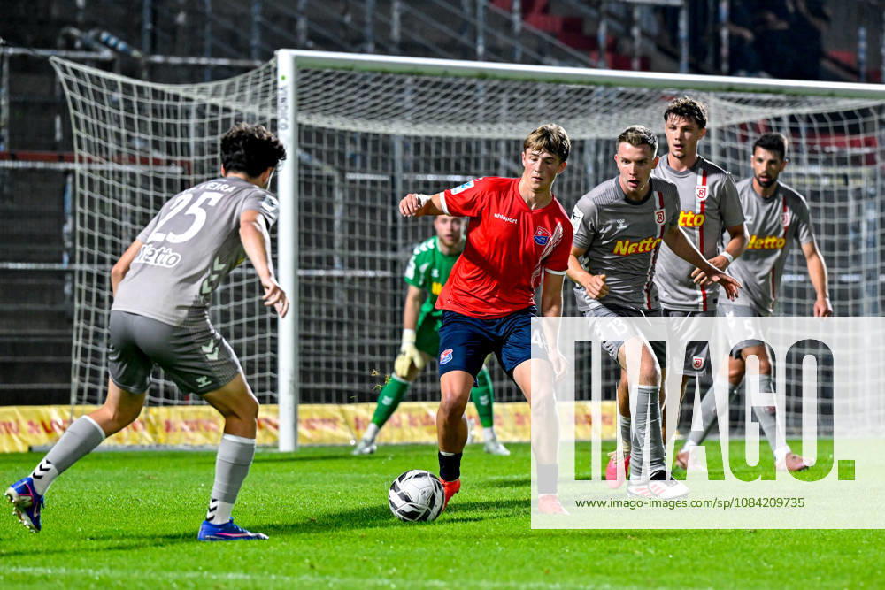 Scene in the penalty area: from left, Nicolas Oliveira (Regensburg), 25 Marinus Spann (Unterhaching), 46 Erik Majetschak (Regensburg), 13 Jakob Seibold (Regensburg), 40 Lukas Muehl (Regensburg), 5, October 6, 2026, Unterhaching, Germany, Soccer, BFV Association Cup, Quarterfinals, SpVgg Unterhaching vs. SSV Jahn Regensburg