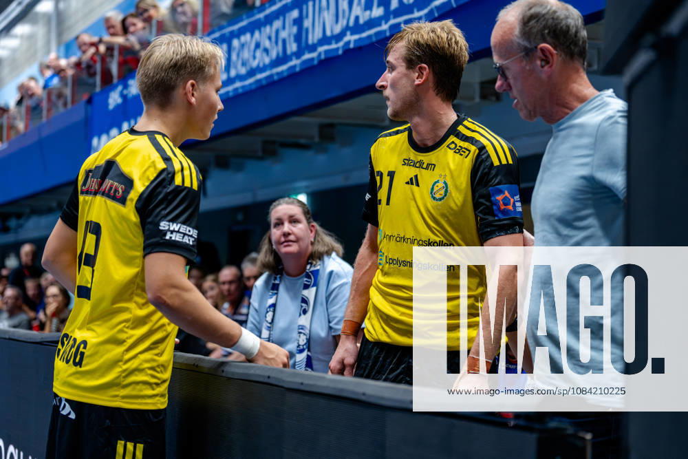 Solingen, October 6, 2026, Handball, Men s, EHF, European League, Group Stage, Matchday 2, 2026–2027, Bergischer HC vs. IK Sävehof; David Sandberg of IK Sävehof, 21, behind the advertising board after being fouled by Johannes Wasielewski of Bergischer HC, 77