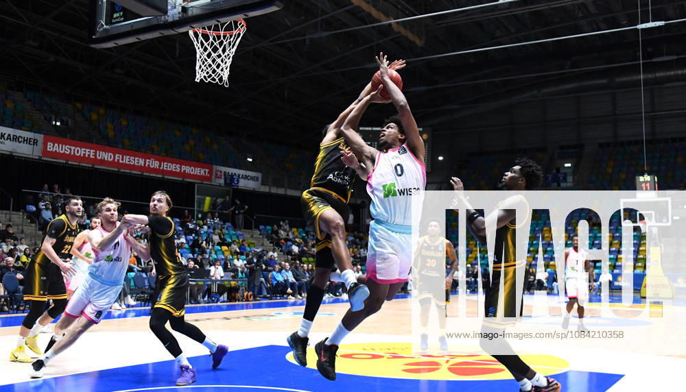 Basketball BKT Europe Cup, Skyliners Frankfurt vs. Siauliai Basketball, Jamie Edoka (Fraport Skyliners Frankfurt), Selim Fofana (Siauliai Basketball), shot, matchup, duel, Frankfurt