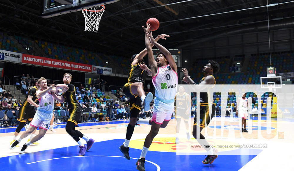 Basketball BKT Europe Cup, Skyliners Frankfurt vs. Siauliai Basketball, Jamie Edoka (Fraport Skyliners Frankfurt), Selim Fofana (Siauliai Basketball), shot, matchup, duel, Frankfurt