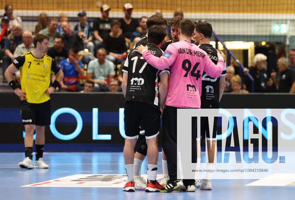 Kristian van der Merwe of Bergischer HC 94 addresses the team. GER, Bergischer HC06 vs. IK Saevehof, Handball, EHF Europa League 2026–27, Matchday 2, 2026–2027 season, October 6, 2026, GER, Bergischer HC06 vs. IK Saevehof, Handball, EHF Europa League 2026–27, Matchday 2, 2026–2027 season, October 6, 2026, Solingen Mitte