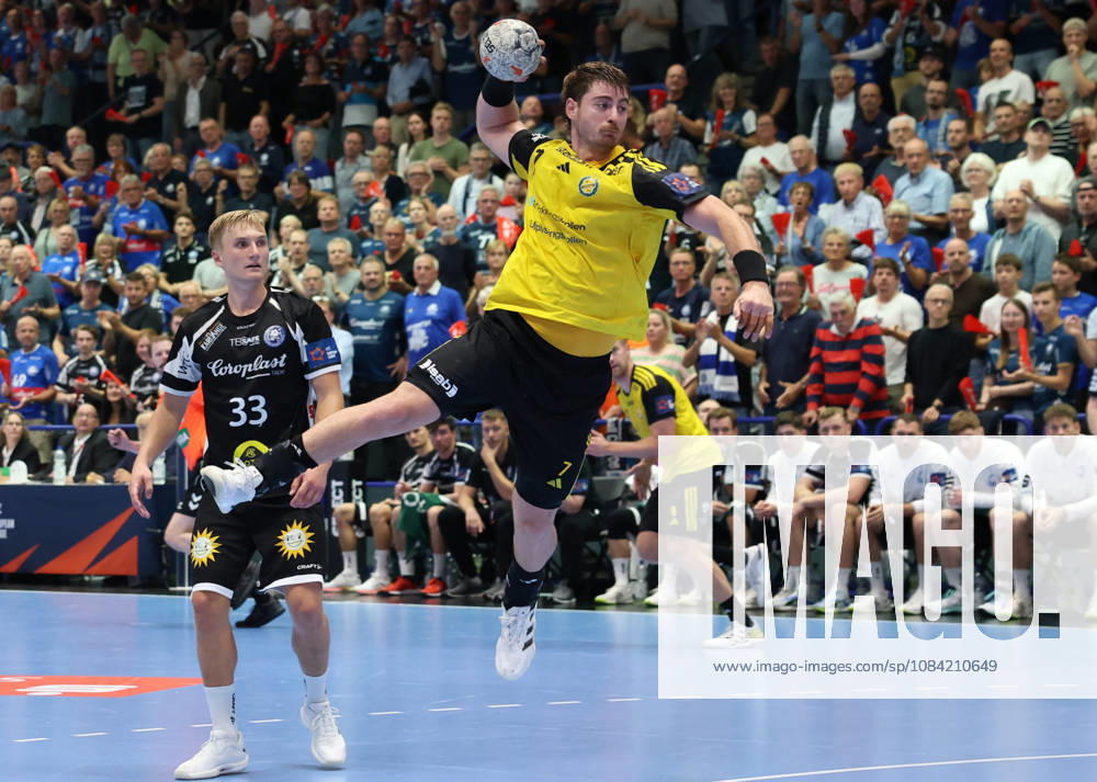 V l Zeb Bjerneld Bergischer HC 33, Tom Poyet IK Saevehof 07 GER, Bergischer HC06 vs. IK Saevehof, Handball, EHF Europa League 2026–27, Matchday 2, 2026–2027 Season, October 6, 2026 GER, Bergischer HC06 vs. IK Saevehof, Handball, EHF Europa League 2026–27, Matchday 2, 2026–2027 season, October 6, 2026 Solingen Mitte