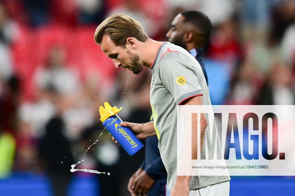 England v Czechia, UEFA Nations League England forward Harry Kane (9) takes a drink during the UEFA Nations League match between England and Czechia at Wembley Stadium, London, UK on 6 October 2026. London Wembley Stadium Greater London UK Editorial use only ,