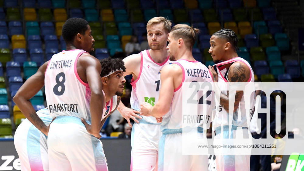 Basketball BKT Europe Cup, Skyliners Frankfurt vs. Siauliai Basketball, Roman Bedime, Fraport Skyliners Frankfurt, William Christmas, Fraport Skyliners Frankfurt, Till Pape, Fraport Skyliners Frankfurt; Thomas Klepeisz, Fraport Skyliners Frankfurt; Judah Mintz, Fraport Skyliners Frankfurt; Consultation, Discussion in Frankfurt