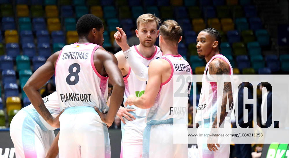 Basketball BKT Europe Cup, Skyliners Frankfurt vs. Siauliai Basketball, Roman Bedime, Fraport Skyliners Frankfurt, William Christmas, Fraport Skyliners Frankfurt, Till Pape, Fraport Skyliners Frankfurt; Thomas Klepeisz, Fraport Skyliners Frankfurt; Judah Mintz, Fraport Skyliners Frankfurt; Consultation, Discussion in Frankfurt
