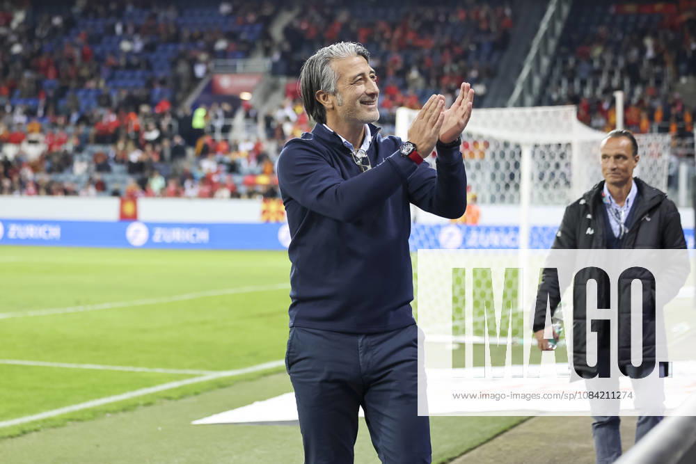 Murat Yakin of Switzerland, coach, with the fans before kickoff, Switzerland, UEFA, Nations League, Matchday 4, Switzerland vs. North Macedonia, October 6, 2026, Lucerne Swissporarena, Switzerland