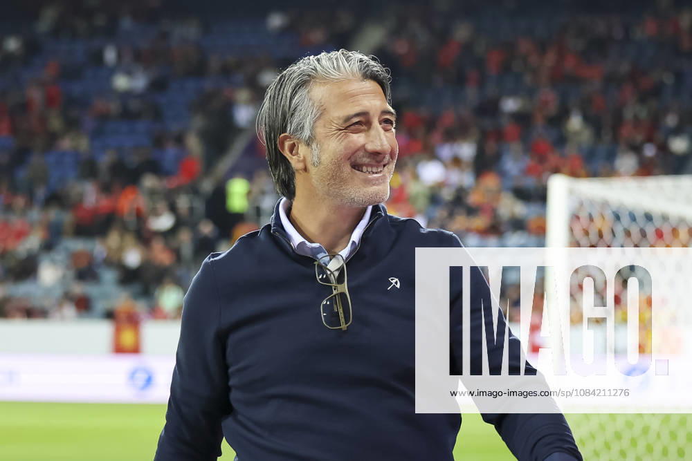 Murat Yakin of Switzerland, coach, with the fans before kickoff, Switzerland, UEFA, Nations League, Matchday 4, Switzerland vs. North Macedonia, October 6, 2026, Lucerne Swissporarena, Switzerland